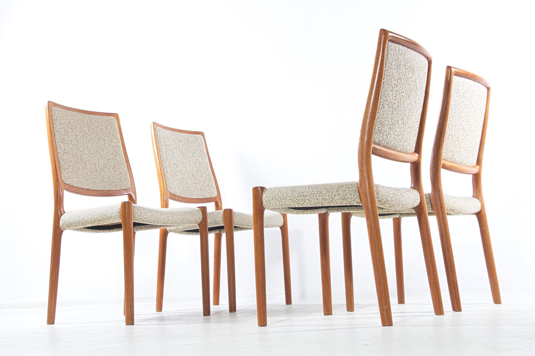 Vintage Stühle
 Vintage Stühle mit Wollbezug & Gestell aus Teak von Niels