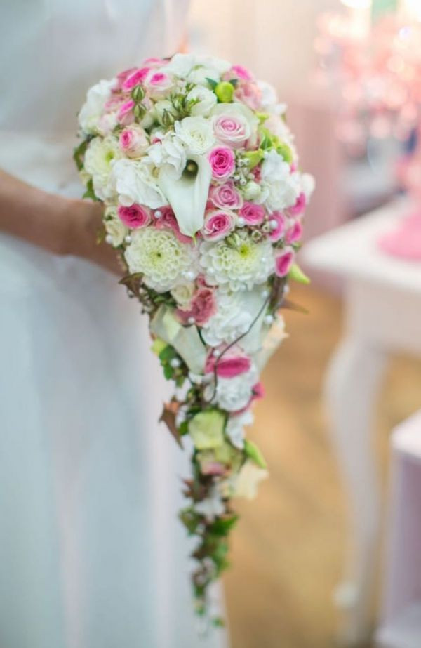 Wasserfall Brautstrauß
 Milles Fleurs Brautstrauß Wasserfall 2