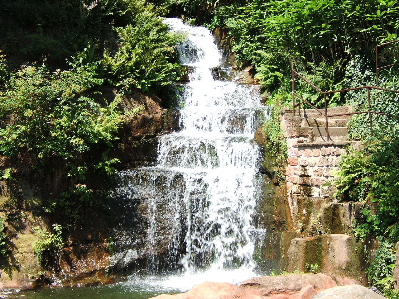 Wasserfall Garten
 Datei Japanischer Garten 002 Wasserfall