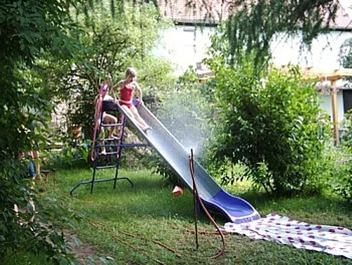 Wasserrutsche Garten
 Wasserrutsche im Garten kein Planschbecken für Kinder