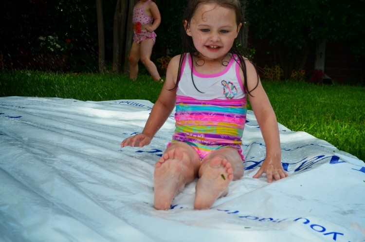 Wasserrutsche Garten
 Spielideen für Kleinkinder – Wasserrutsche im Garten