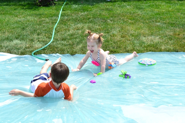 Wasserrutsche Garten
 Spielideen für Kleinkinder – Wasserrutsche im Garten