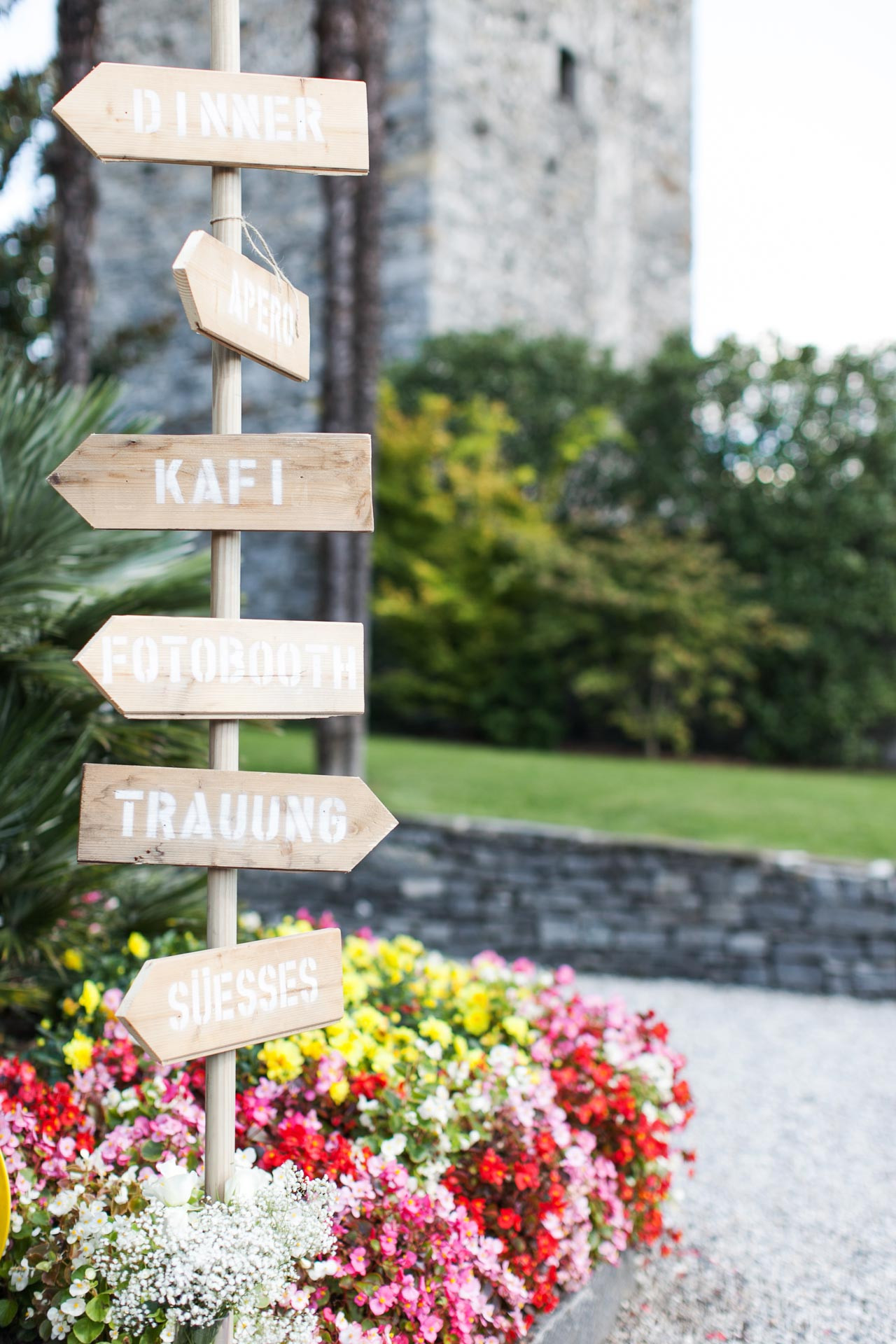 Wegweiser Hochzeit
 Hochzeits Deko Wegweiser aus Holz selber bauen