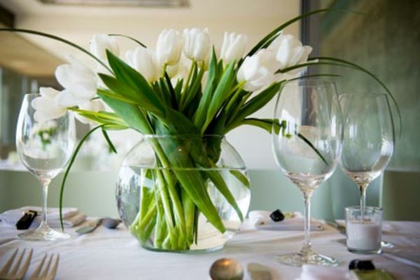 Weiße Blumen Hochzeit
 weiße blumen am tisch als dekoration für hochzeit tulpen