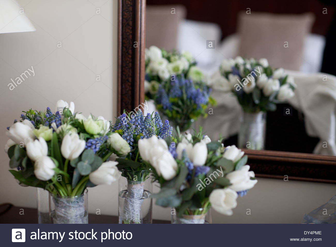 Weiße Blumen Hochzeit
 Hochzeit Blumen weisse Tulpen Blaue Hyazinthen Stockfoto