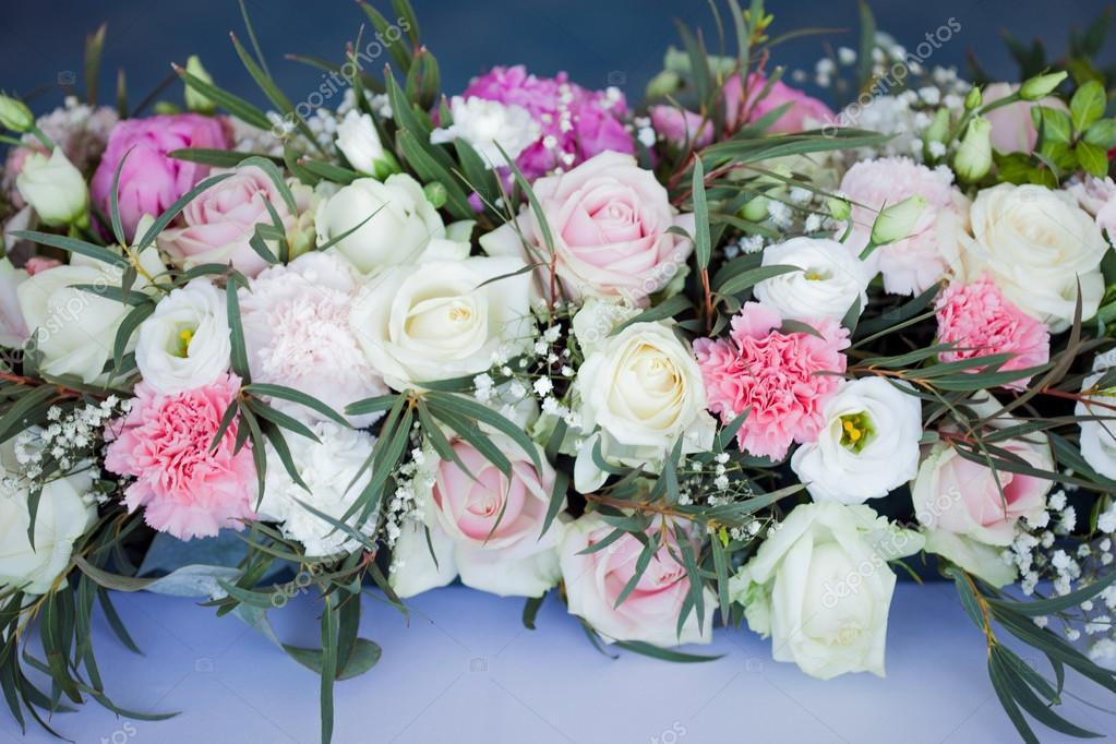 Weiße Blumen Hochzeit
 Gesteck auf den Tisch Blumen und weiße Tischdecke