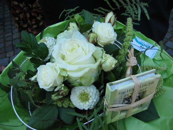 Weiße Blumen Hochzeit
 Bild 2 aus Beitrag Blumen von der Hochzeit