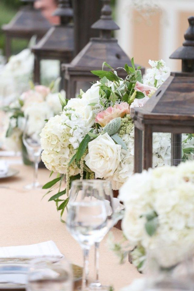 Weiße Blumen Hochzeit
 garten hochzeit frühling tischdeko holz kerzenlaternen