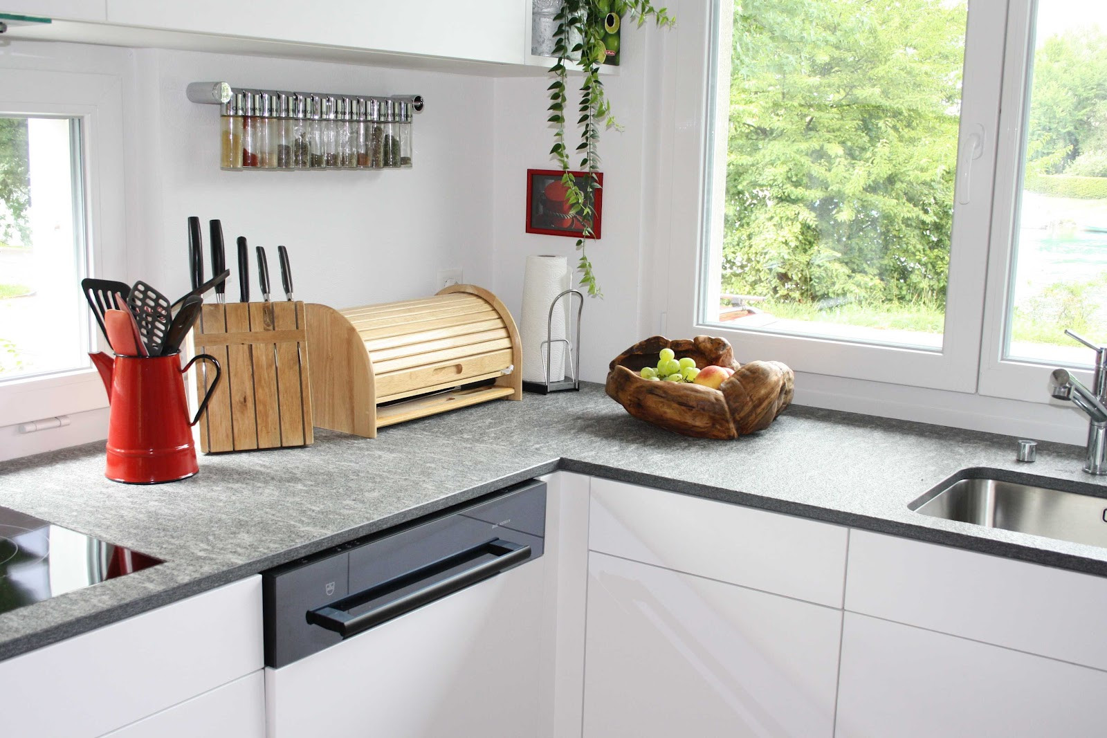 Weiße Küche
 Küchenblog Weisse Küche mit roter Dekoration