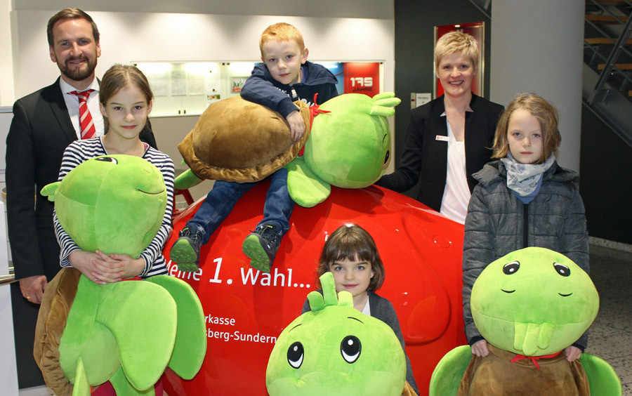 Weltspartag 2017 Sparkasse Geschenke
 Vier Weltspartag Gewinner freuen sich über Eddi