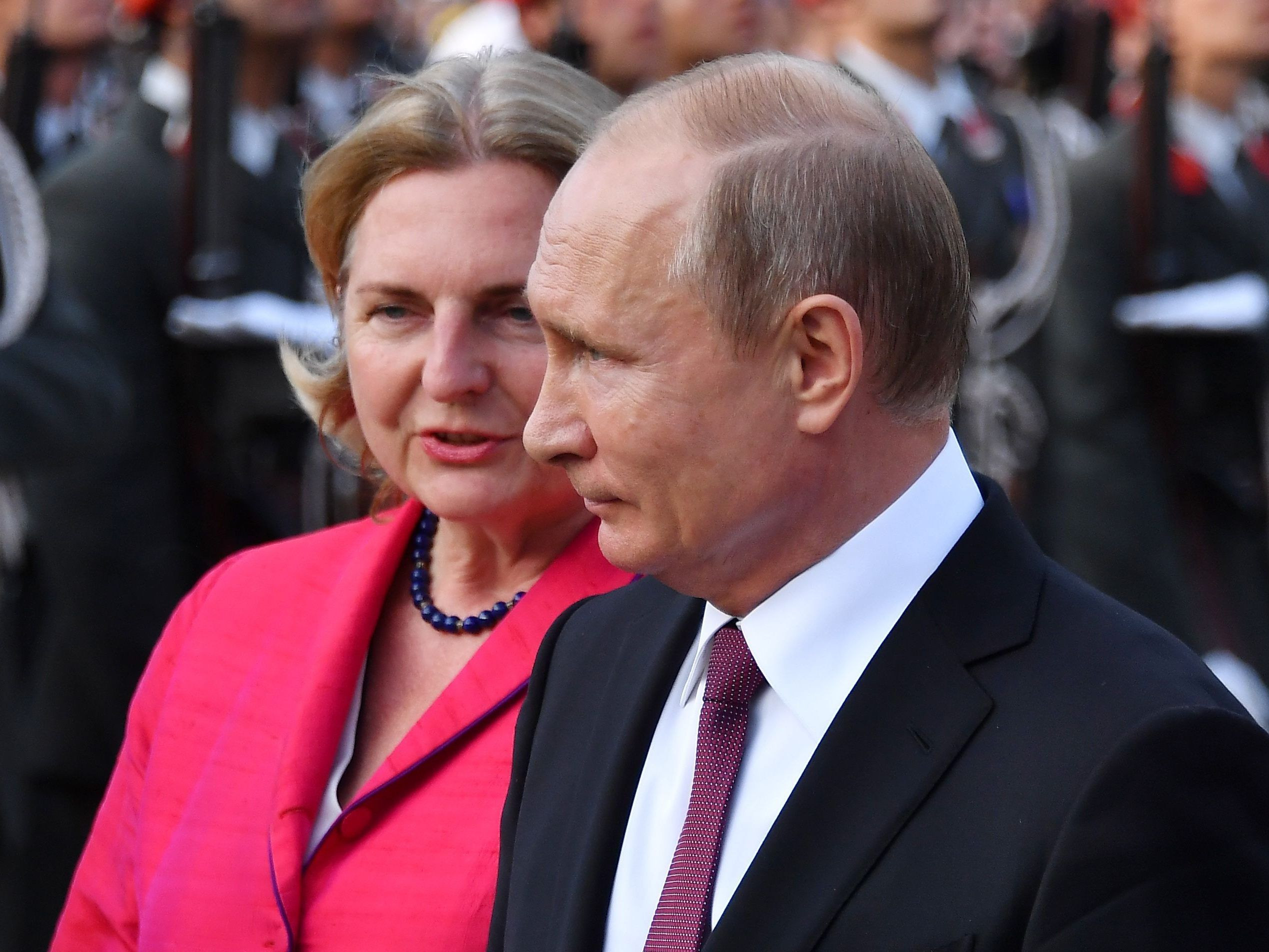 Wer Zahlt Die Hochzeit
 Putin zu Gast bei Kneissl Hochzeit Wer zahlt