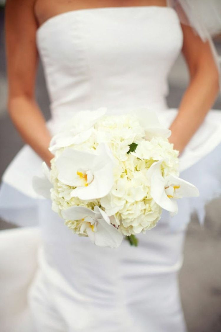 Wicken Brautstrauß
 Eleganter Brautstrauß in Weiß mit Orchideen