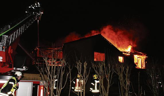 Wohnung Edewecht
 Dachstuhlbrand In Edewecht Feuer zerstört Mehrfamilienhaus