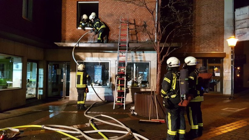 Wohnung Fallersleben
 Feuer in Wolfsburg Feuerwehr Fallersleben befreit Frau