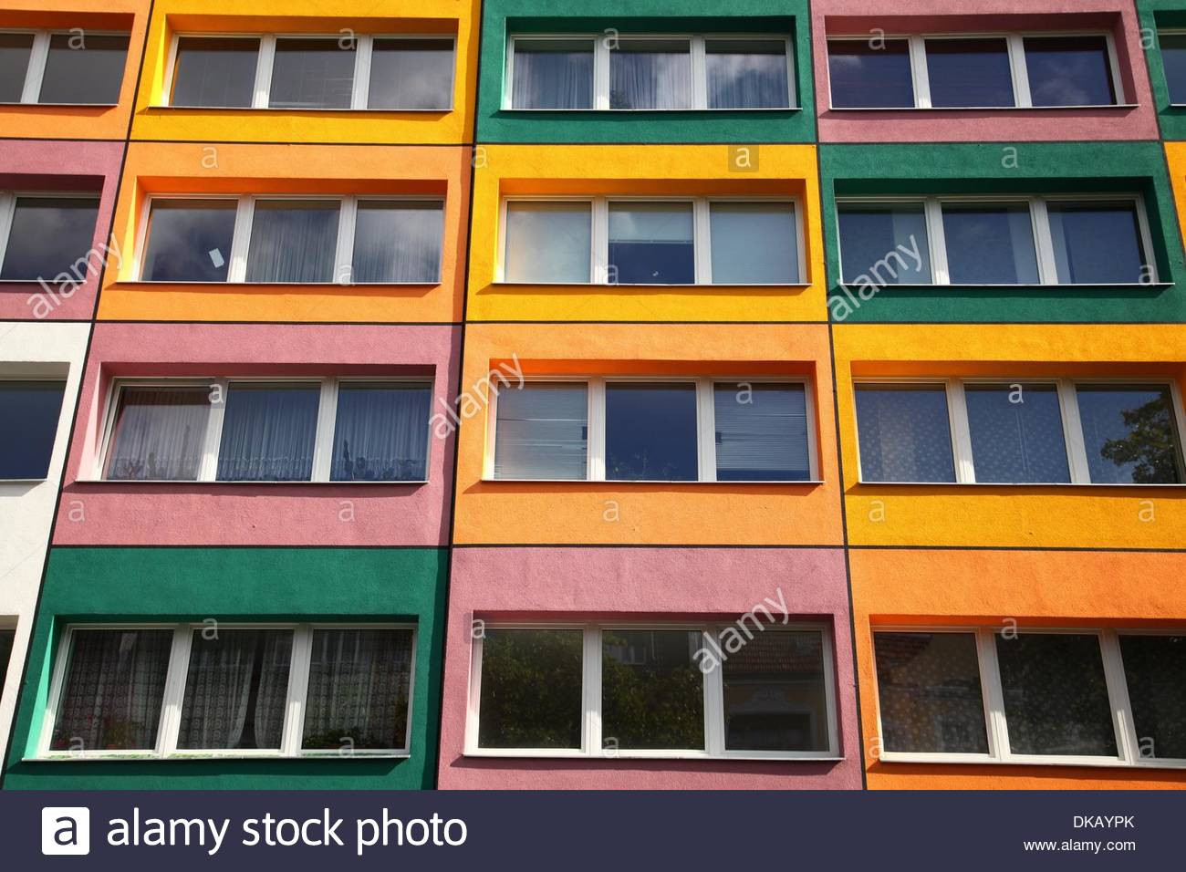 Wohnungen In Berlin
 Eine farbenfrohe Gebäude gemalt vermietet Wohnungen in