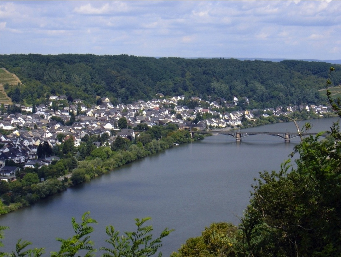 Wohnungen Koblenz Güls
 File Koblenz Güls mit Mosel Wikimedia mons