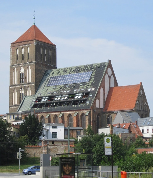 Wohnungen Rostock
 Rostock Nikolaikirche mit Wohnungen und voltaik