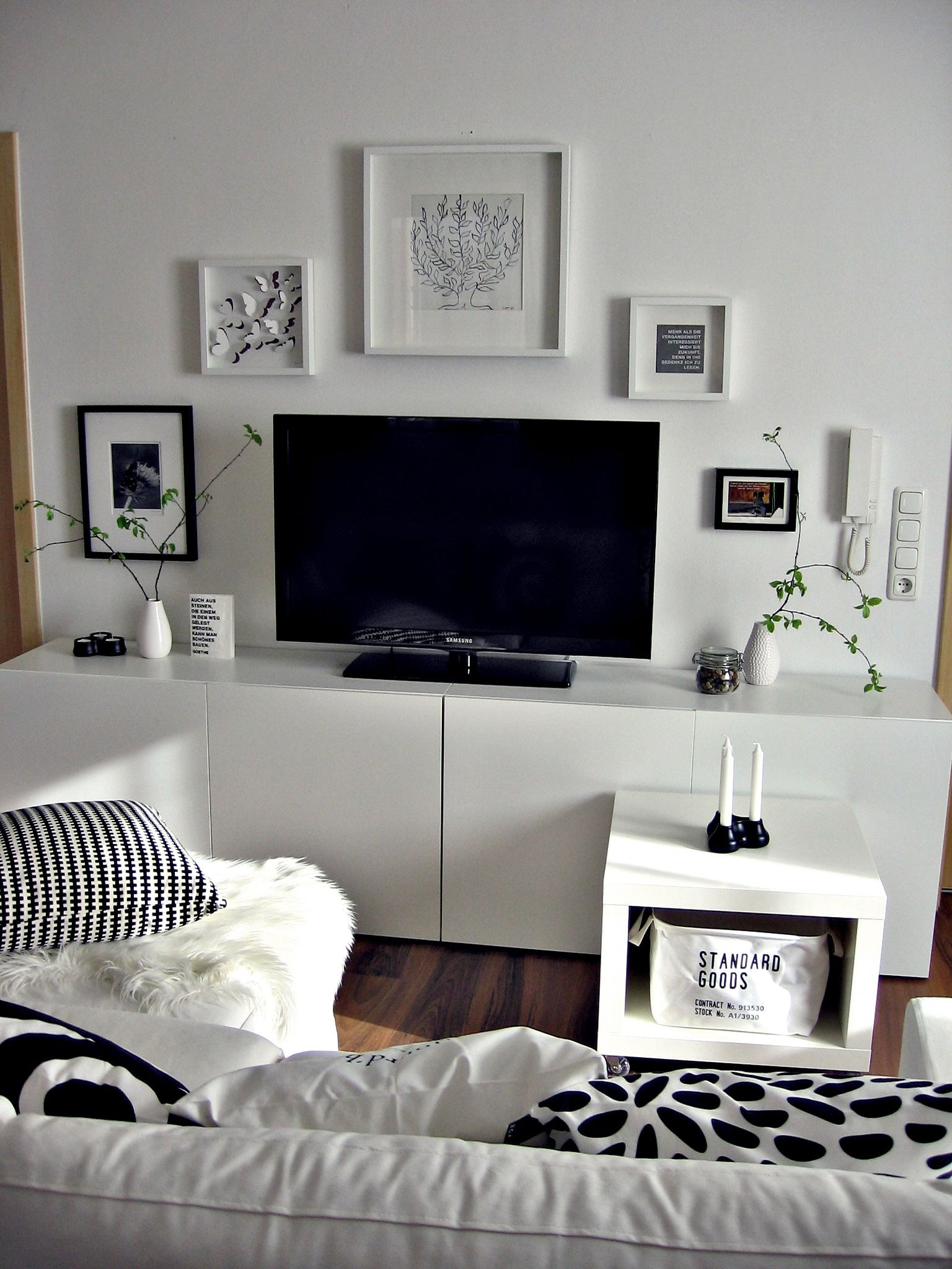 Wohnzimmer Ikea
 Wohnwand TV Wand Besta ikea schwarz weiß Bilderwand