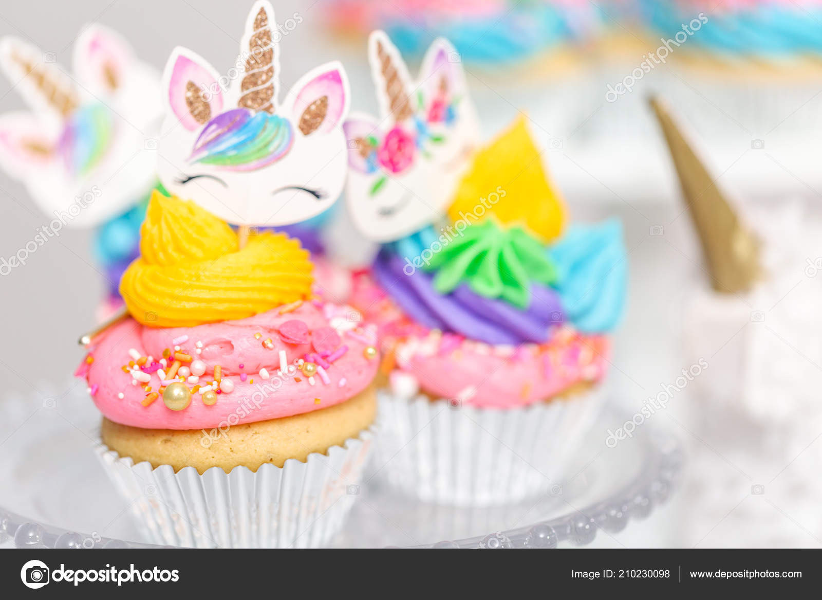 Zuckerguss Auf Warmen Kuchen
 Einhorn Cupcakes Mit Mehrfarbigen Buttercreme Zuckerguss